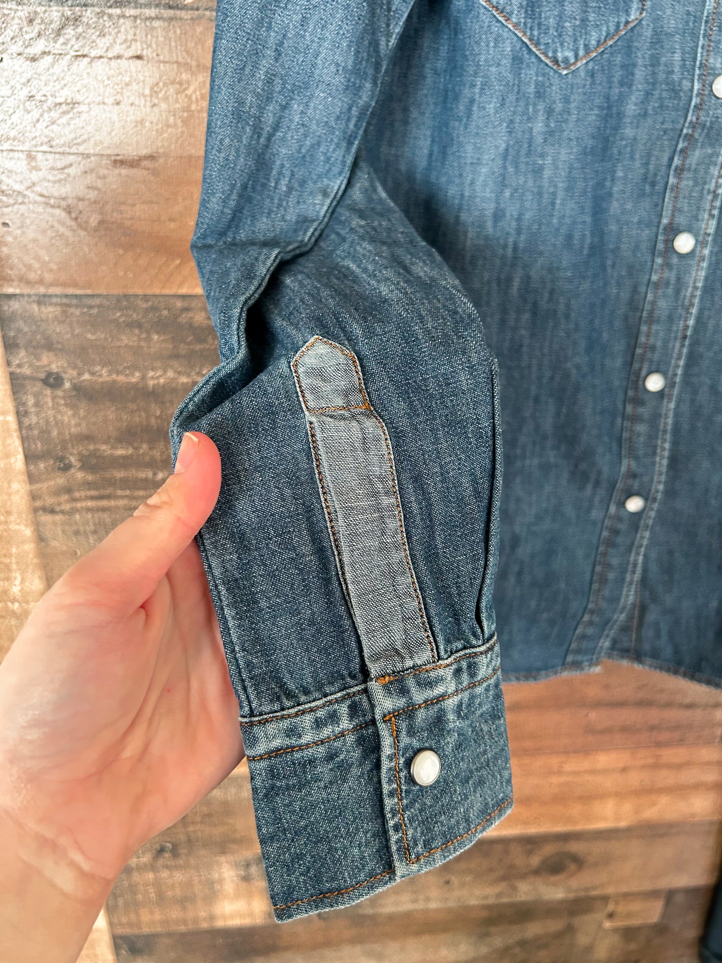 ARIAT: The Farriday Denim Pearl Snap